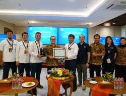 Dukung Pemanfaatan Energi Terbarukan, PLN UP3 Surabaya Selatan Serahkan Renewable Energy Certificate (REC) kepada PT HM Sampoerna Tbk