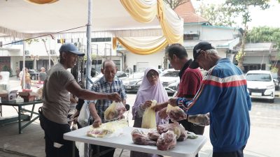 PLN UP3 Mojokerto Salurkan 632 Paket Daging Kurban untuk Warga Sekitar di Hari Raya Idul Adha 1446H
