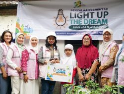 Srikandi PLN Surabaya Barat Salurkan Bantuan Listrik Gratis melalui program Light Up The Dream