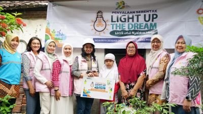 Srikandi PLN Surabaya Barat Salurkan Bantuan Listrik Gratis melalui program Light Up The Dream