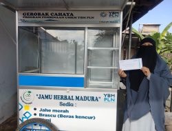 Dorong Pemberdayaan Ekonomi Keluarga Pra-Sejahtera, YBM PLN UP3 Madura Salurkan Bantuan Usaha kepada Warga Pamekasan