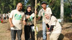 PLN UP3 Surabaya Selatan dan DLH Surabaya Ambil Peran Aktif Jaga Lingkungan dengan Tanam 100 Pohon