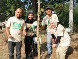 PLN UP3 Surabaya Selatan dan DLH Surabaya Ambil Peran Aktif Jaga Lingkungan dengan Tanam 100 Pohon