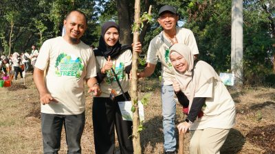 PLN UP3 Surabaya Selatan dan DLH Surabaya Ambil Peran Aktif Jaga Lingkungan dengan Tanam 100 Pohon