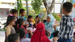 Srikandi PLN dan PIKK Semarakkan Hari Anak Nasional bersama YBM di Pagesangan Surabaya
