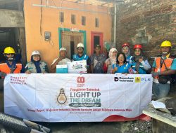Terangi Negeri Bersama Light Up The Dream, PLN Surabaya Barat Gelar Penyalaan Serentak Bantuan Listrik Gratis dengan Semangat Kemerdekaan