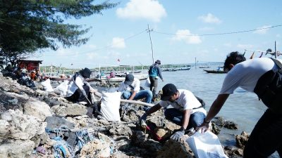 Jaga Kebersihan Pantai Tambak Wedi, Tim K3L UP3 Surabaya Selatan Tunjukkan Aksi Nyata di World Clean Up Day 2025