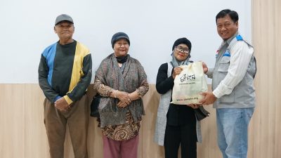 PLN UP3 Surabaya Selatan Salurkan Bantuan dan Gerobak Cahaya untuk Masyarakat di Hari Listrik Nasional Ke-80