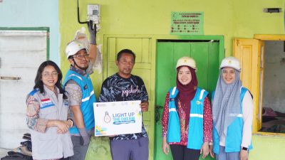 Semangat Hari Pahlawan, PLN Kembali Berikan Bantuan Listrik Gratis kepada Warga Trosobo