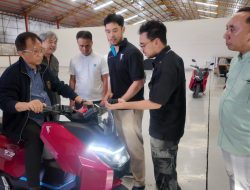 PLN Dorong Percepatan Ekosistem EV, Direktur Retail dan Niaga Tinjau Pabrik Produsen Motor Listrik di Mojokerto