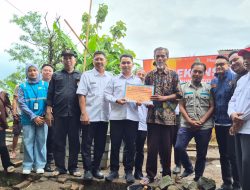 Program Rekonstruksi RTLH, PLN UP3 Mojokerto Melalui YBM PLN Hadirkan Listrik untuk Bapak Jamali