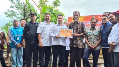 Program Rekonstruksi RTLH, PLN UP3 Mojokerto Melalui YBM PLN Hadirkan Listrik untuk Bapak Jamali