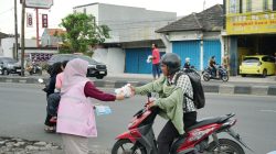 Gencarkan Promo Tambah Daya 50%, Srikandi dan YBM PLN Surabaya Barat Gelar Aksi Berbagi Takjil