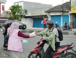 Gencarkan Promo Tambah Daya 50%, Srikandi dan YBM PLN Surabaya Barat Gelar Aksi Berbagi Takjil