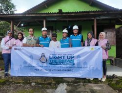 PLN UP3 Mojokerto Bersama YBM PLN Hadirkan Bantuan Pemasangan Listrik Gratis lewat Program Light Up The Dream di Bulan Suci Ramadan