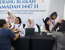 Warga Serbu 1.200 Paket Sembako Murah Srikandi PLN UID Jawa Timur di Tengah Guyuran Hujan