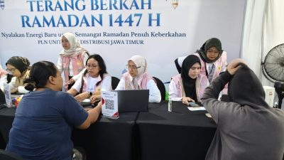 Warga Serbu 1.200 Paket Sembako Murah Srikandi PLN UID Jawa Timur di Tengah Guyuran Hujan