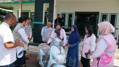 YBM PLN UP3 Surabaya Barat Salurkan Motor Listrik Dakwah untuk Guru Ngaji