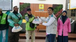 Berbagi di Bulan Ramadan, PLN UP3 Surabaya Barat Bagikan Bingkisan dan THR untuk Pengemudi Ojol di Wilayah Taman