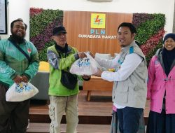 Berbagi di Bulan Ramadan, PLN UP3 Surabaya Barat Bagikan Bingkisan dan THR untuk Pengemudi Ojol di Wilayah Taman