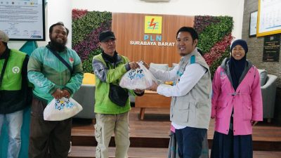 Berbagi di Bulan Ramadan, PLN UP3 Surabaya Barat Bagikan Bingkisan dan THR untuk Pengemudi Ojol di Wilayah Taman