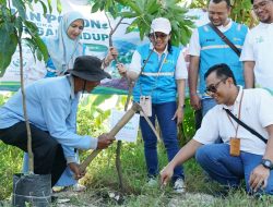 Wujudkan capaian PLN dalam mendukung transisi energi, PLN Surabaya Barat peringati hari lingkungan hidup dengan aksi tanam pohon