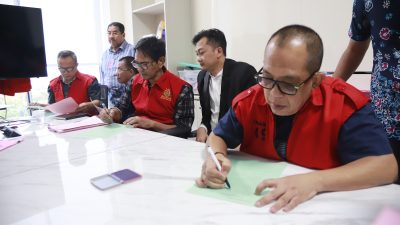 Kejati Jatim Limpahkan 3 Tersangka Kasus Pungli Dinas ESDM ke Kejari Surabaya